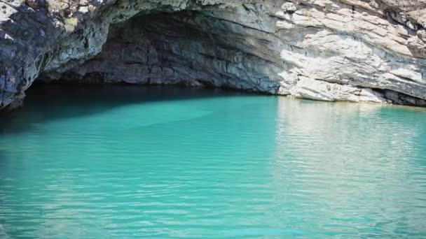 水中洞窟を持つ岩による美しい紺碧の水 — ストック動画