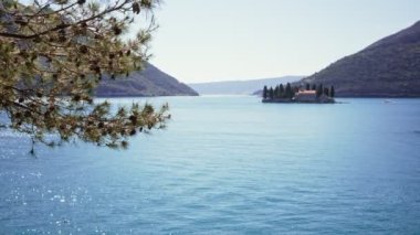 Karadağ 'ın Kotor Körfezi' ndeki Katolik Manastırı 'nın güzel bir manzarası.