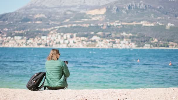 Uma Mulher Viajante Sentada Praia Desfrutando Bela Vista — Vídeo de Stock