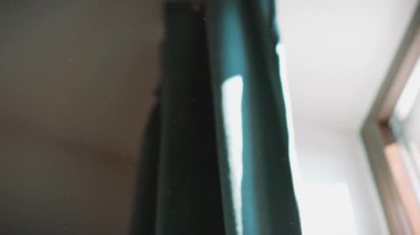 Odanın etrafında uçuşan toz parçacıklarının sinematik makro görüntüleri.