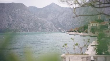 Karadağ kıyılarındaki St. Eustachius, Dobrota Kilisesi 'nin manzarası bulutlu bir günde