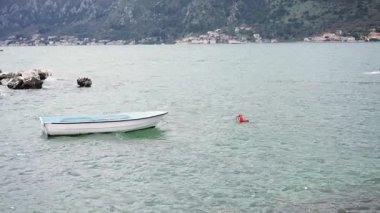Bulutlu bir günde sahilde küçük bir balıkçı teknesinin sinematik yakın çekimi.