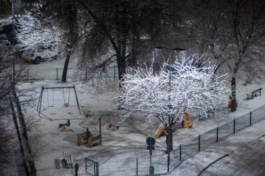 Kar, kar. Winter, dışarıda gece. Kar, soğuk ve soğuk şehrin kenar mahallelerinde.