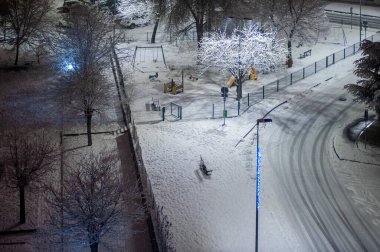 Kar, kar. Winter, dışarıda gece. Kar, soğuk ve soğuk şehrin kenar mahallelerinde.