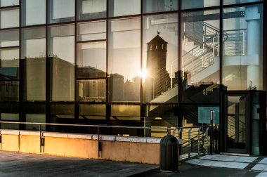 İtalya, Savona. Panorama, Savona 'nın günbatımında yeni liman alanı manzarası