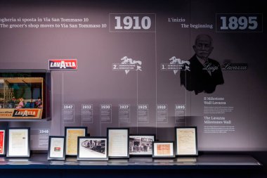 Torino, İtalya, 04 Kasım 2022. Lavazza Müzesi 'nin içi. İtalyan kültürünün klasik bir içeceği olan kahve üretimi ve dağıtımında önde gelen bir endüstri..