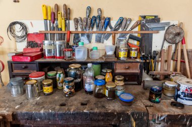 Antikaların restorasyonuna yönelik nesneler. Sanatçı tezgahı