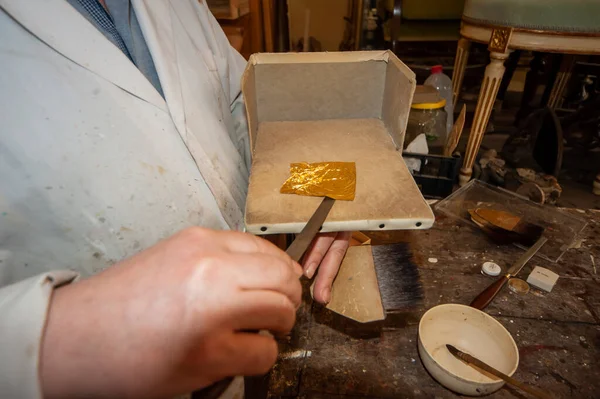 Craftsmanship Craftsman Gilder Work Gold Leaf Gilding Restoration — Stock Photo, Image