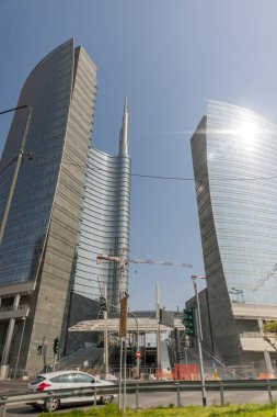 Milan, İtalya - Şehir manzarası, mimari. Gökdelen ve şehir merkezindeki binalar. Geleceği hedefleyen modern şehir mimarisi.