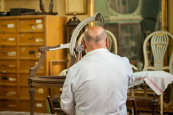 Craftsmanship Craftsman Restoration Antique Chair Restorer Craftsman Spreads Plaster Restore — Stock Photo, Image