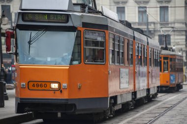 Milan, İtalya. Tramvaylar, şehirde toplu taşıma. Araç trafiği ve hareket halindeki insanlar