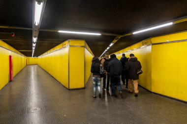 Milan, İtalya. Şehirde yoğun metro istasyonu var.