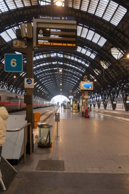 Milan, İtalya, kentin demiryolu istasyonu perspektifte görülüyor.