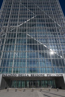 Torino, Piedmont, İtalya - 06 Ağustos 2023. Piedmont bölgesi gökdeleni, ana giriş, giriş. Torino şehrindeki en uzun ve en yeni binalardan birinin mimarisi..