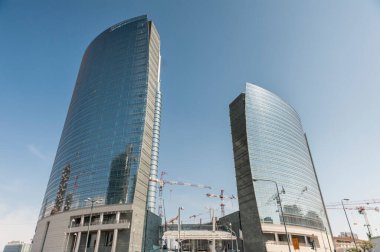 Milan, İtalya - Şehir manzarası, mimari. Gökdelen ve şehir merkezindeki binalar. Geleceği hedefleyen modern şehir mimarisi.