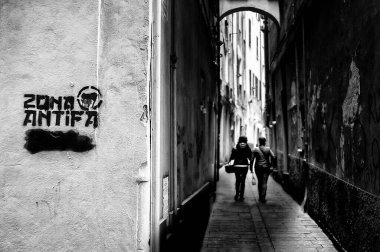 İtalya, Savona. Panorama, Savona şehri manzaralı, tarihi merkez. Graffiti, duvar resimleri, faşizm karşıtı yazılar..