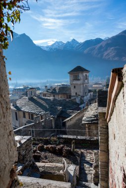 İtalya, Vogogna, Avrupa. Ortaçağ şatosunun panoraması. Gökyüzü ve dağlar arasındaki vadiyi savunmak için tahkimat, İtalyan kültürünün tarihi ve antik inşası.