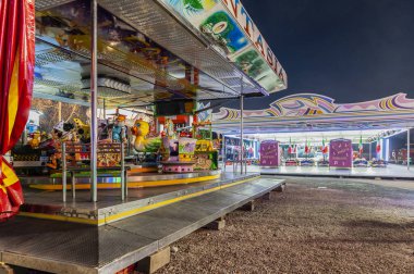 Manzara, panayır manzarası, gece eğlence parkı parlak ışıklar ve renkler