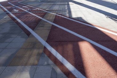 Bisikletler için bisiklet yolunun yakın çekimi. Şehirde şehir trafiği.