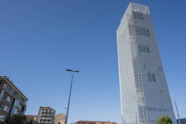 Torino, Piedmont, İtalya - 06 Ağustos 2023. Piedmont bölgesindeki gökdelende mavi bir arka plan var. Torino şehrindeki en uzun ve en yeni binalardan birinin mimarisi..