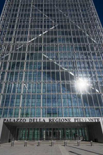 Torino, Piedmont, İtalya - 06 Ağustos 2023. Piedmont bölgesi gökdeleni, ana giriş, giriş. Torino şehrindeki en uzun ve en yeni binalardan birinin mimarisi..