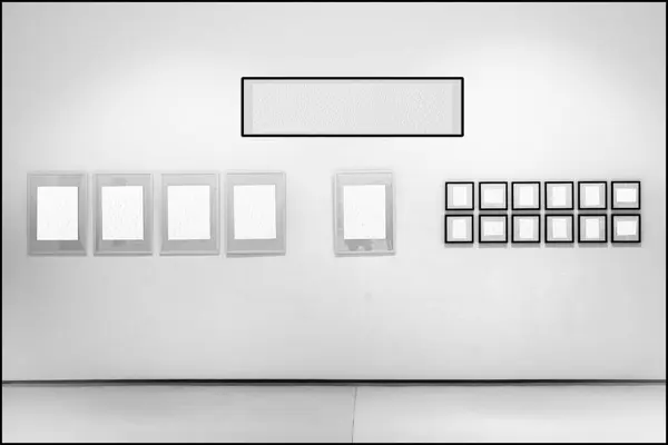 Sala Exposición Paredes Blancas Exhiben Marcos Con Interiores Vacíos Interior Imagen de stock