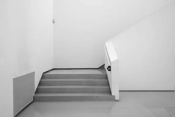 Architektur Weißes Rauminnere Leere Hintergrundkulisse Weiße Wände Mit Grauer Treppe Stockfoto