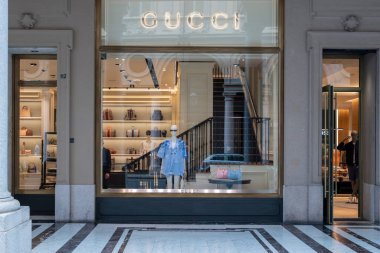 Torino, İtalya - 05 Temmuz, 2024. GUCCI. Bir dükkan penceresinin ön görüntüsü.