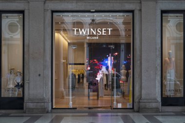 Torino, İtalya - 05 Temmuz, 2024. - İkiz. Bir dükkan penceresinin ön görüntüsü.