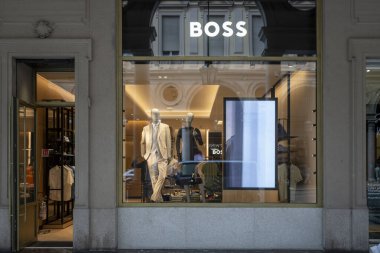 Torino, İtalya - 05 Temmuz, 2024. Patron. Bir dükkan penceresinin ön görüntüsü.