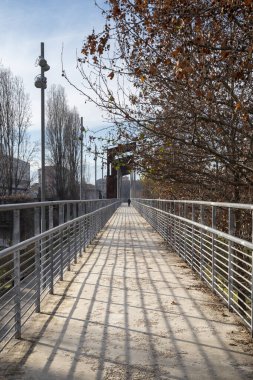 İtalya 'nın Torino kentindeki Dora parkında yaya geçidine sonsuzluk perspektifi.