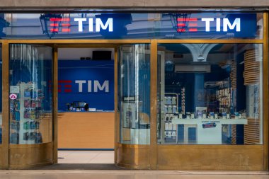 Torino, İtalya - 05 Temmuz, 2024. Zaman. Bir dükkan penceresinin ön görüntüsü.