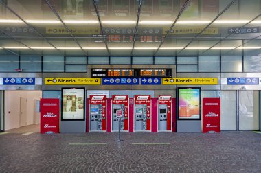 İstasyon; Tren; Ulaşım; İç; Yolculuk; Modern; Metro; İşaret; Mimarlık; Ulaşım; Bilet; Oran; Yolculuk; Otomatik; Lobi; Giriş; Raylar; Kırmızı Ok; Kırmızı Ok