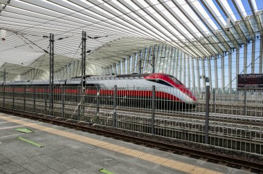 Reggio Emilia, İtalya, Tren İstasyonu - 01 Eylül 2020: Mediopadana tren istasyonu ünlü mimar Calatrava tarafından tasarlandı. Kırmızı ok yüksek hızlı tren.