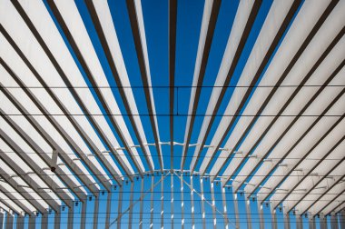 Reggio Emilia, İtalya, Tren İstasyonu - 01 Eylül 2020: Mediopadana tren istasyonu ünlü mimar Calatrava tarafından tasarlandı. Çizgiler, grafikler, büyüleyici, dalga çizgileri olan modern ve gelecekçi yapı. Yelkenler.