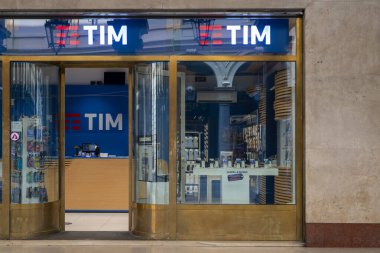 Torino, İtalya - 05 Temmuz, 2024. Zaman. Bir dükkan penceresinin ön görüntüsü.