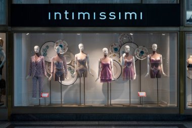 Torino, İtalya - 05 Temmuz, 2024. KENDİSİZİM. Bir dükkan penceresinin ön görüntüsü.