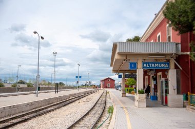 Altamura tren istasyonu, İtalya 'da yer alıyor. İstasyonun görüntüsü ve manzarası.