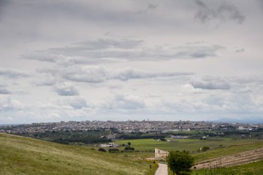 Altamura, gökyüzü bulutlu ve çayır manzaralı bir kasaba. Kasaba ufukta kayboldu. Puglia, tabiat İtalya.