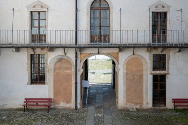 Eski yerleşim yerinin kapısı. Dış mimari.