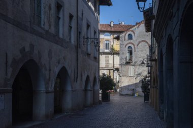 Tipik bir İtalyan köyünün dış günü. Sokakları ve eski evleri olan tarihi merkez.