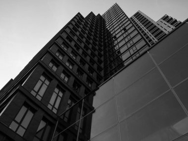 Gökdelenleri olan şehir silueti. Kyiv şehrindeki yüksek katlı ofis binaları. 