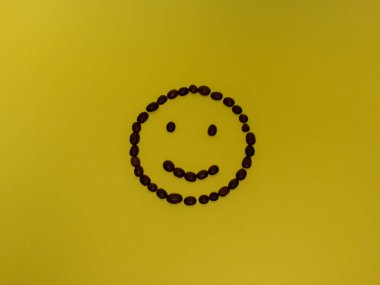 Kahveli gülücük ve sarı arka plan. Yüksek kalite fotoğraf