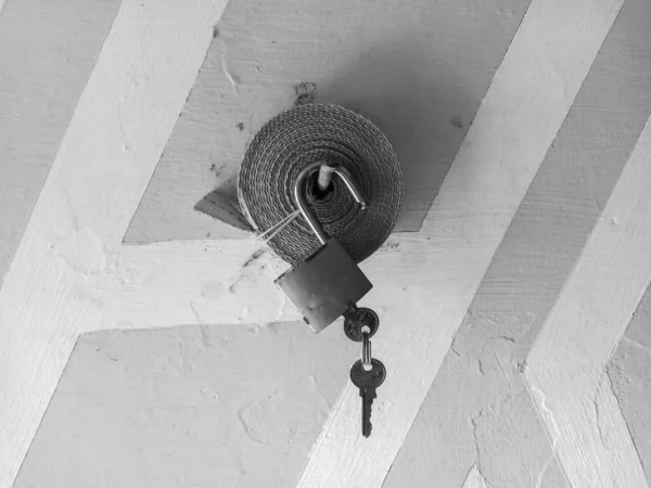 lock and key strap