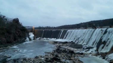 Taylors Falls, Minnesota 'daki donmuş barajın insansız hava aracı görüntüsü.