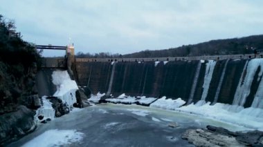 Taylors Falls, Minnesota 'daki donmuş barajın insansız hava aracı görüntüsü.