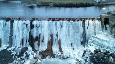Taylors Falls, Minnesota 'daki donmuş barajın insansız hava aracı görüntüsü.