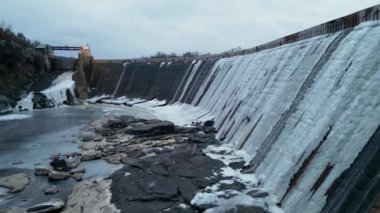 Taylors Falls, Minnesota 'daki donmuş barajın insansız hava aracı görüntüsü.