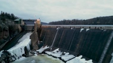 Taylors Falls, Minnesota 'daki donmuş barajın insansız hava aracı görüntüsü.