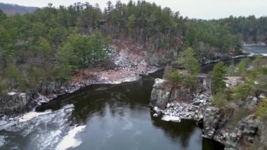 Eyalet Parkı 'ndaki St. Croix Nehri. Taylors Falls, Minnesota ABD' de bir kış sabahı..
